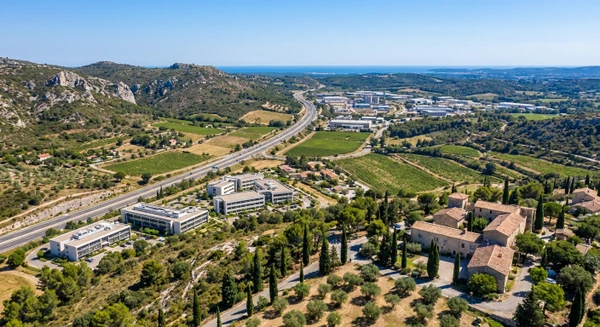 Vue a&eacute;rienne ou perspective d'une r&eacute;gion proven&ccedil;ale montrant la g&eacute;ographie et l'environnement professionnel, avec des &eacute;l&eacute;ments distinctifs du territoire (routes, zones d'activit&eacute;, espaces naturels m&eacute;diterran&eacute;ens). L'image doit repr&eacute;senter visuellement la couverture territoriale de Magnitude Formations&nbsp;: la zone Provence-Alpes-C&ocirc;te d'Azur, avec ses caract&eacute;ristiques g&eacute;ographiques distinctes (vall&eacute;es, reliefs, paysages diversifi&eacute;s) qui diff&eacute;rencient cette carte de celle d'une simple vue urbaine de Salon-de-Provence ou d'une architecture m&eacute;diterran&eacute;enne typique.