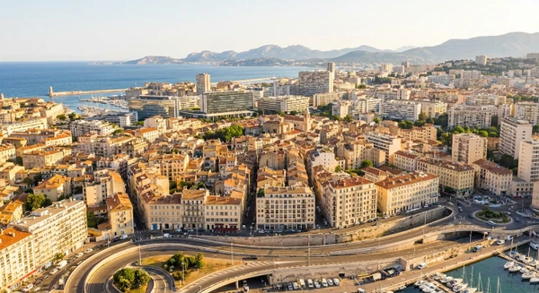 Paysage urbain ou architectural caract&eacute;ristique de la r&eacute;gion Provence-Alpes-C&ocirc;te d'Azur, montrant la g&eacute;ographie et l'environnement professionnel des Bouches-du-Rh&ocirc;ne. Pourrait &ecirc;tre&nbsp;: vue a&eacute;rienne d'une ville proven&ccedil;ale avec ses quartiers d'affaires, architecture m&eacute;diterran&eacute;enne typique, ou paysage r&eacute;gional montrant la diversit&eacute; du territoire couvrant Marseille, Aix-en-Provence ou autre localit&eacute; significative de la r&eacute;gion. Image professionnelle, lumineuse et repr&eacute;sentative de la r&eacute;gion PACA.