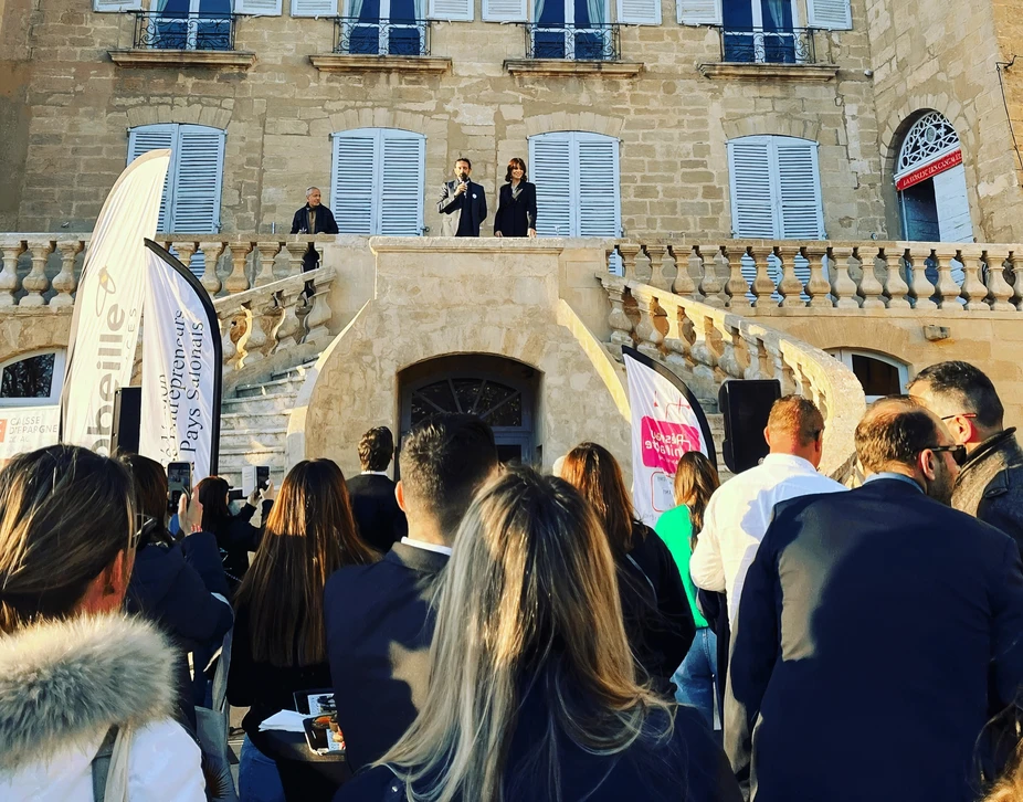 Personne en chemise rouge et bleue manipulant des interfaces technologiques holographiques