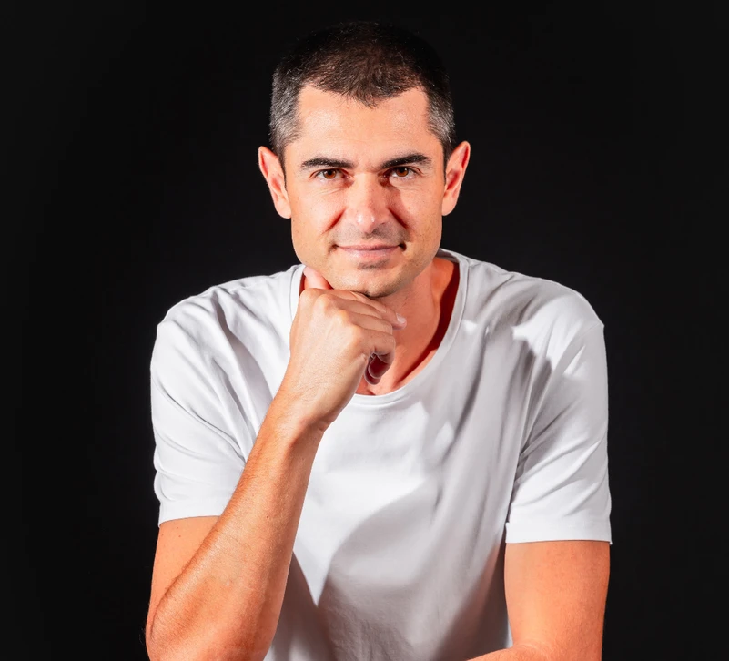 Personne travaillant sur ordinateur portable dans un environnement professionnel moderne