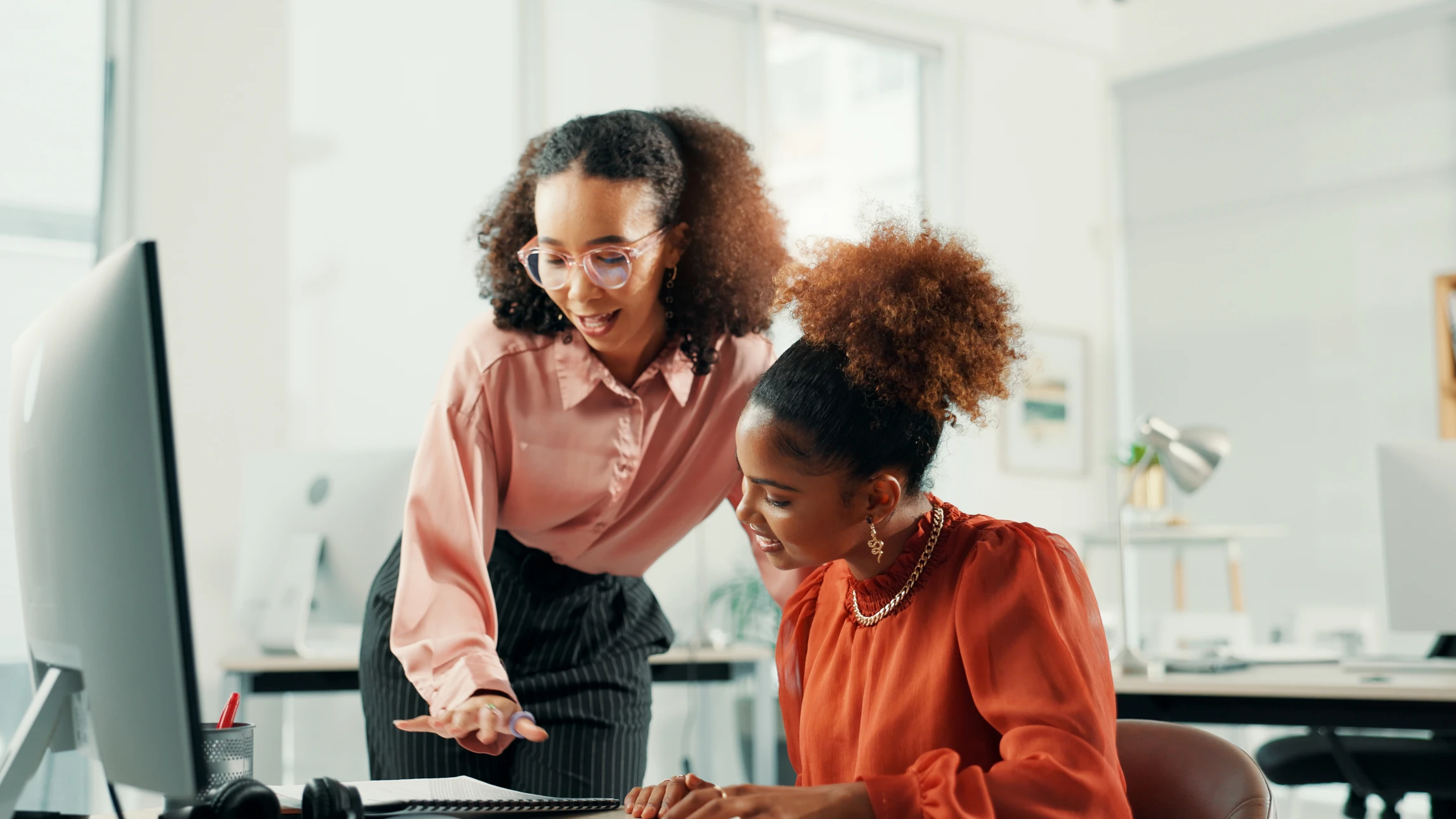 Une équipe de professionnels dans un environnement de travail moderne, engagée autour d'écrans d'ordinateur affichant des interfaces d'intelligence artificielle ou d'outils numériques, dans une atmosphère collaborative et innovante. La scène doit transmettre la transformation digitale, l'adoption technologique et la synérgie d'équipe dans un contexte d'optimisation et d'efficacité opérationnelle.