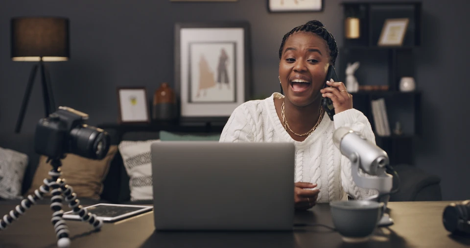 Personne travaillant sur ordinateur portable dans un environnement professionnel moderne