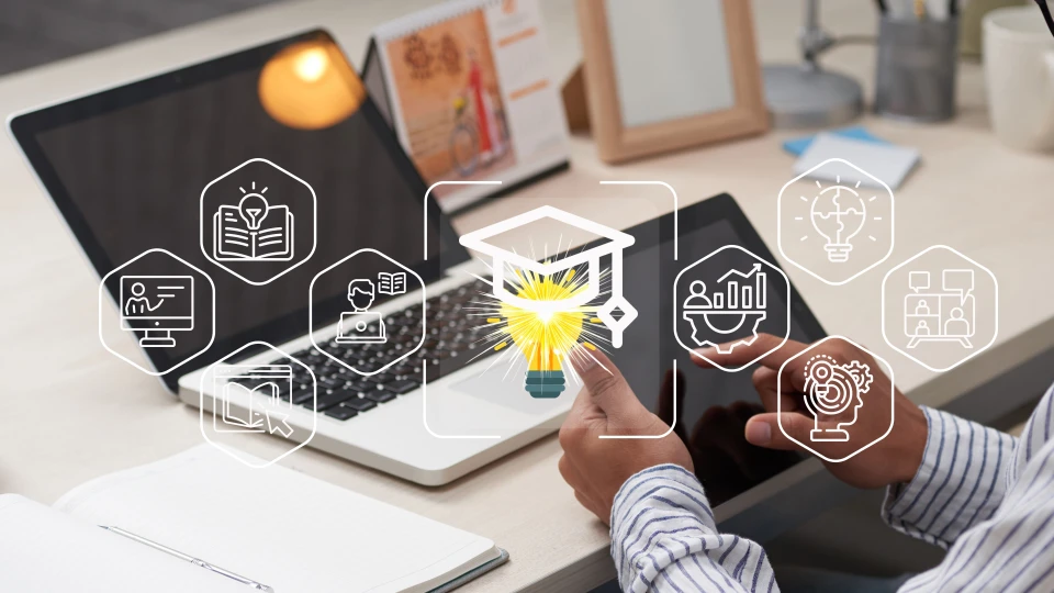 Un public diversifi&eacute; de professionnels &eacute;coute attentivement un conf&eacute;rencier lors d'une conf&eacute;rence, saisissant l'essence de l'engagement et de l'apprentissage dans un environnement d'entreprise