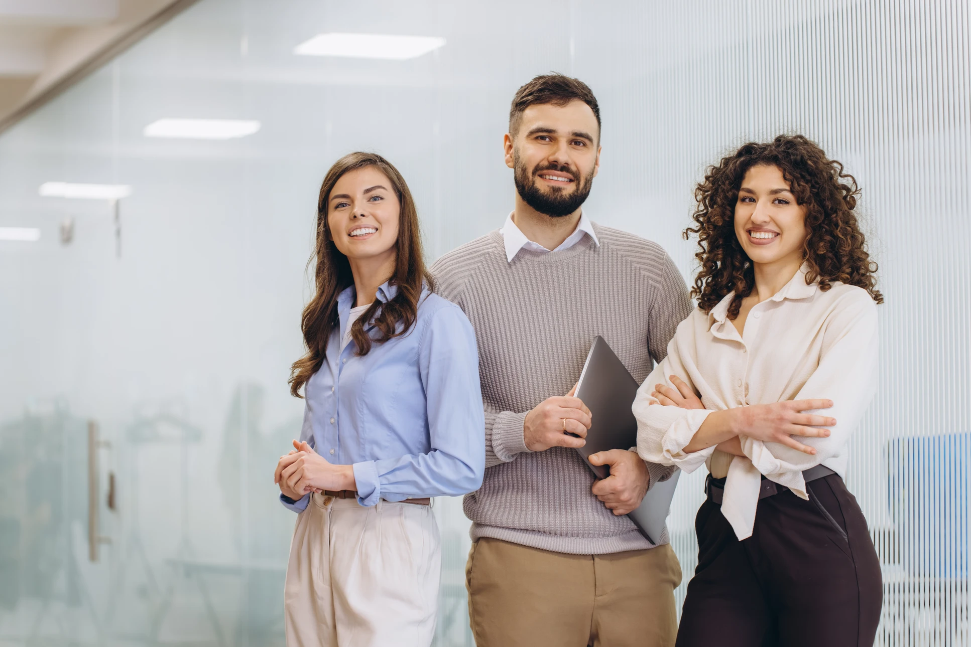 Salle de formation moderne avec participants assis face à des formateurs debout près d'un tableau blanc